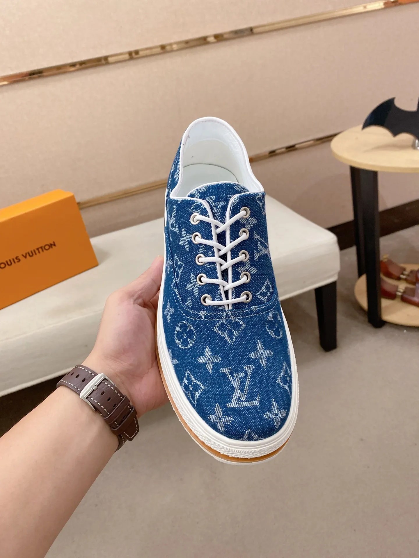 Men's shoes💰 420💰Louis Vuitton (Louis Vuitton/LV) top 🔍🔍 new models are on sale at the same time, the upper 🇮🇹 imported first-layer cowhide from Italy, fully imported sheepskin lining 💪💪, completely 1⃣️ to 1 ⃣️Re-engraved🇮🇹💪💪, ⚠Sole: The original sole is specially provided by the original factory, the exclusive movable molded sole is super comfortable, ⚠The original factory follows the order, 🔍🔍high quality, you can enter and exit the counter at will, welcome to compare⚠. Code number:38-44